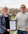 Associate Professor Marianne Glasius receives 2021 Aerosologist Award. The diploma was handed over by Assistant Professor Jonas Elm. Photo: Jakob Laust Hviid
