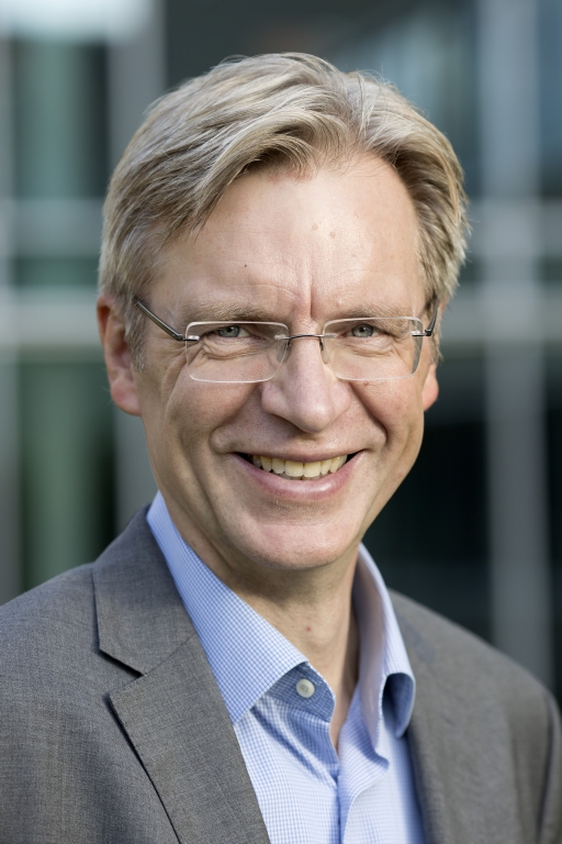 Professor Troels Skrydstrup receives Semper Ardens grant from the Carlsberg Foundation for improving plastics recycling. (Photo: Lars Kruse, AU Photo)