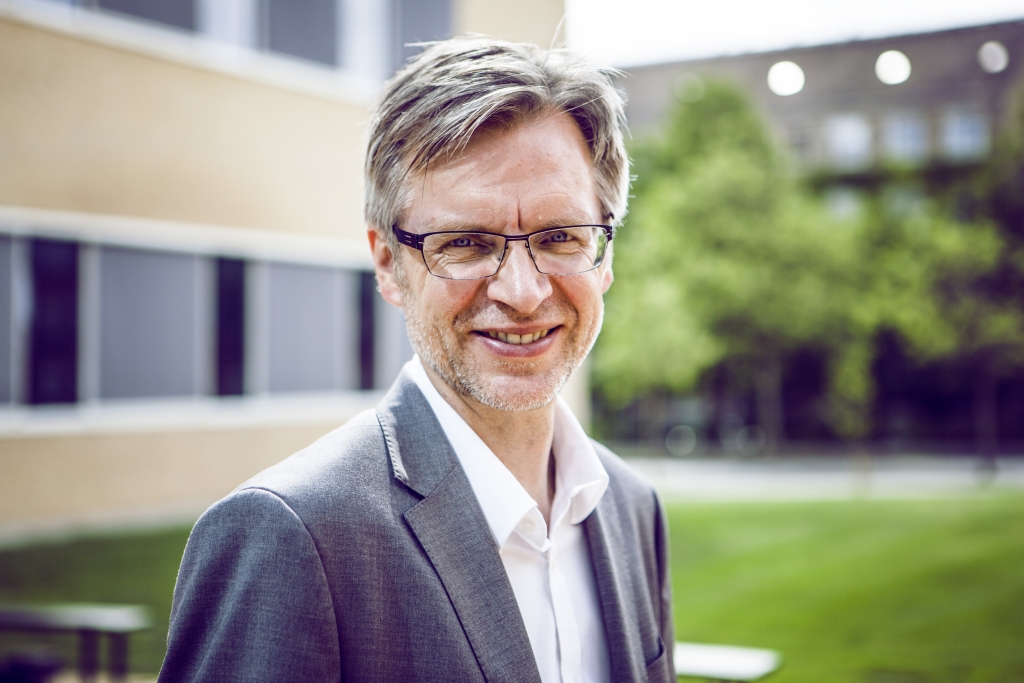 Professor Troels Skrydstrup is partner in new Grand Solution project, funded by Innovation Fund Denmark, where the mission is to increase the recycling of plastics, which presently is more or less non-recyclable. (Photo: Lise Balsby, AU Photo)