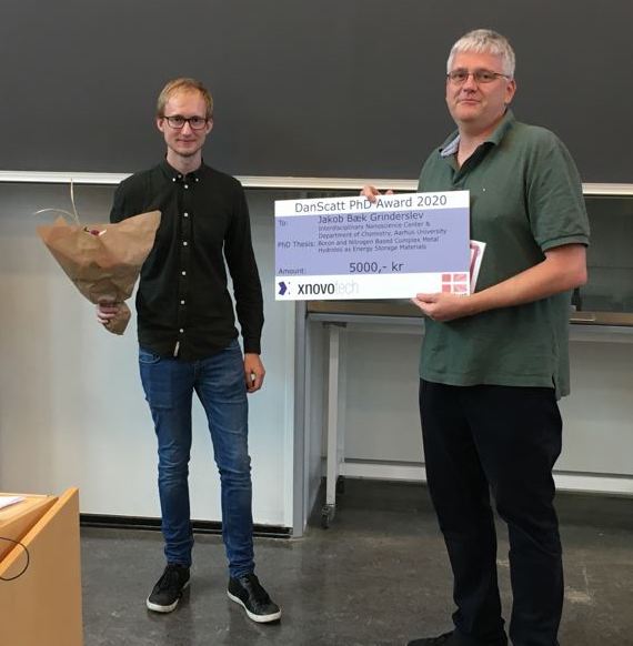 PhD student Jakob B. Grinderslev receives the Danscatt PhD award 2020 by Professor Bo Brummerstedt Iversen at the annual Danscatt meeting. (Private photo)